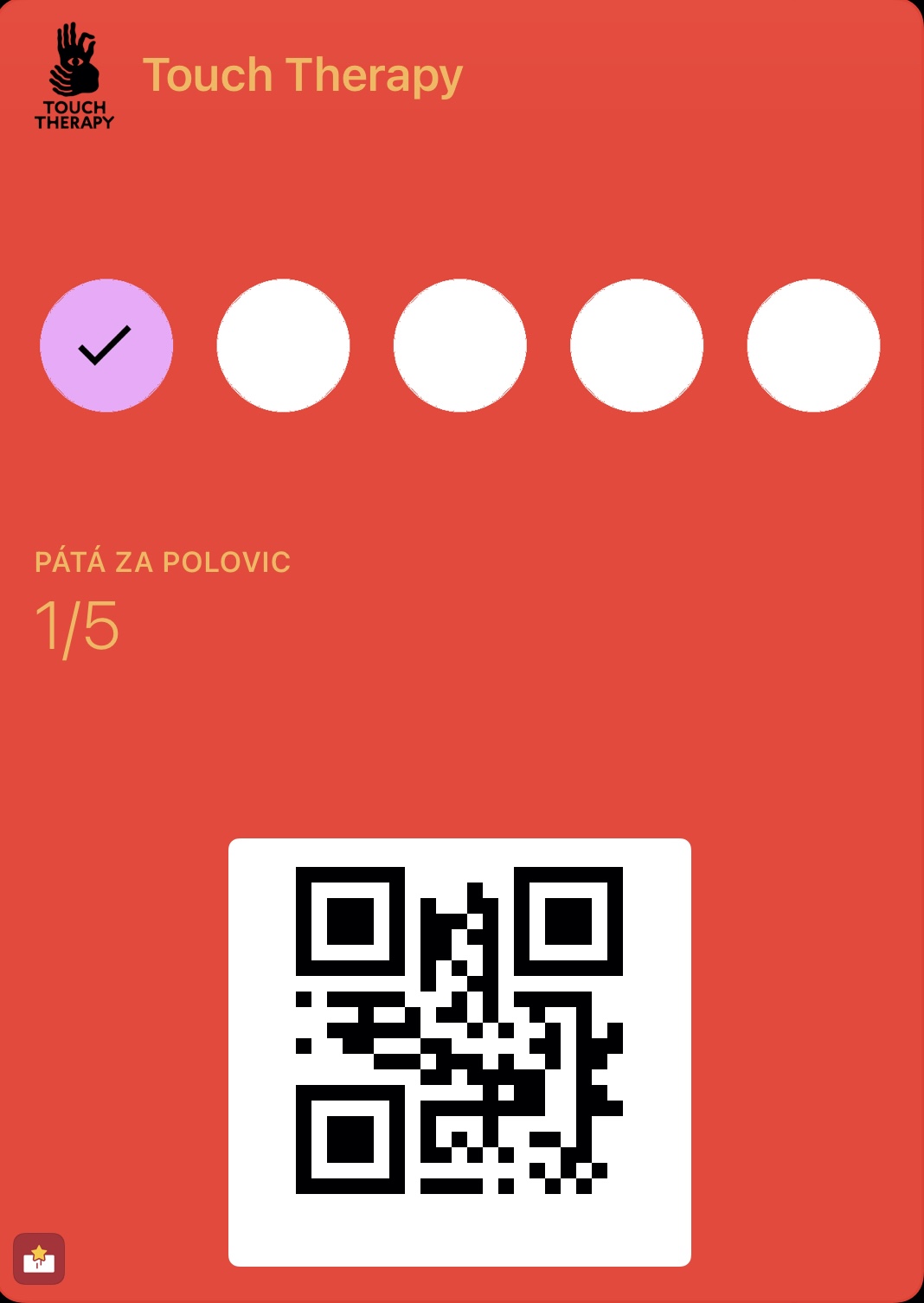 ruka drží kartičku klubu přátel Touch Therapy