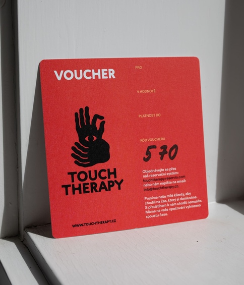 ruka drží poukázku na terapii do Touch Therapy s platností 1 rok