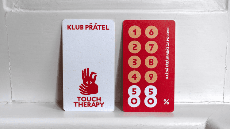 KP2 ruka drží kartičku klubu přátel Touch Therapy